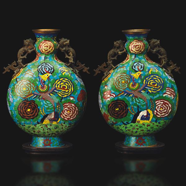 Coppia di vasi Moon Flask a smalti policromi cloisonné  raffigurante fenici con anse a guisa di draghi, Cina, Dinasia Qing, XIX secolo