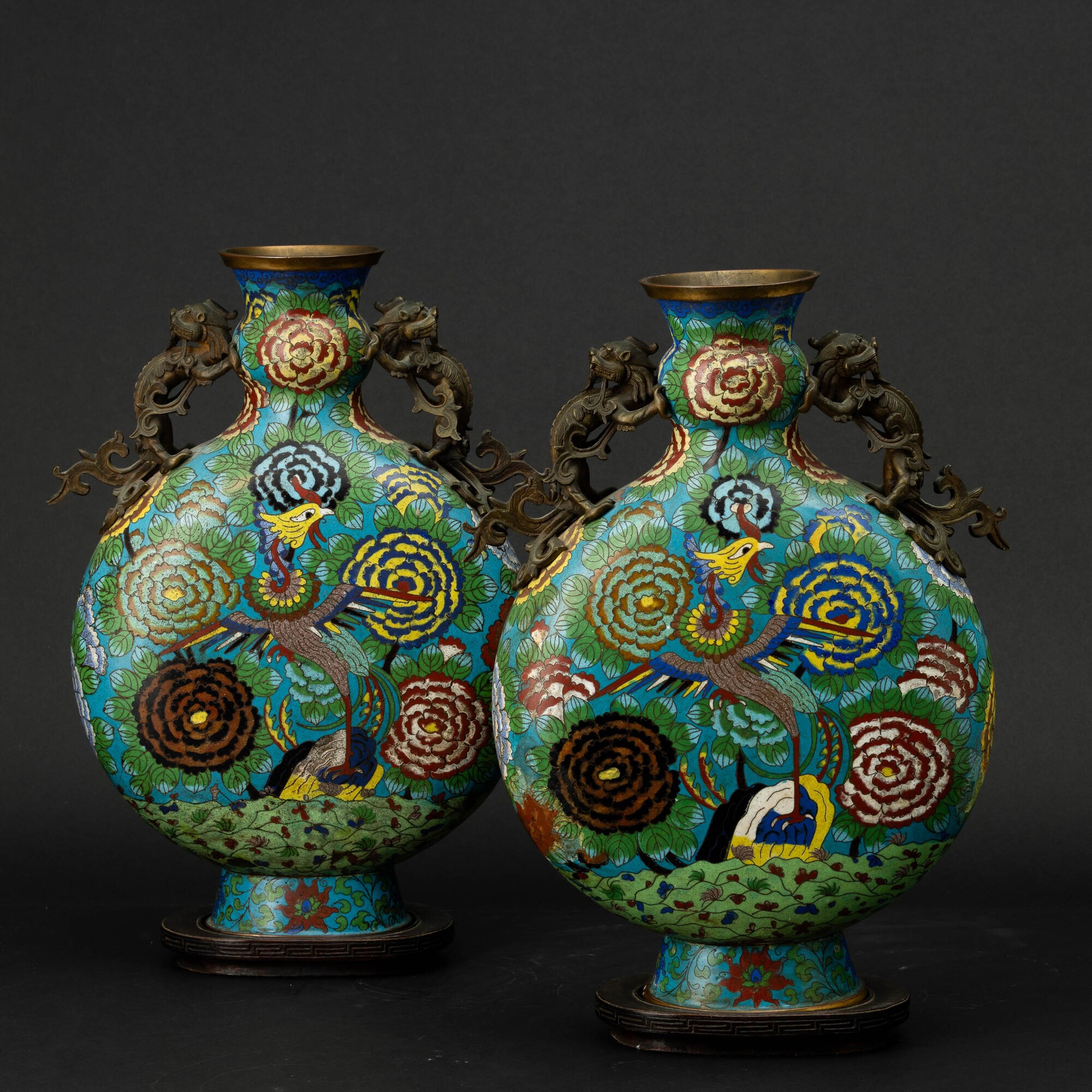 Cina, Dinastia Qing (XIX secolo), Coppia di vasi Moon Flask in smalti policromi cloisonné con fen...