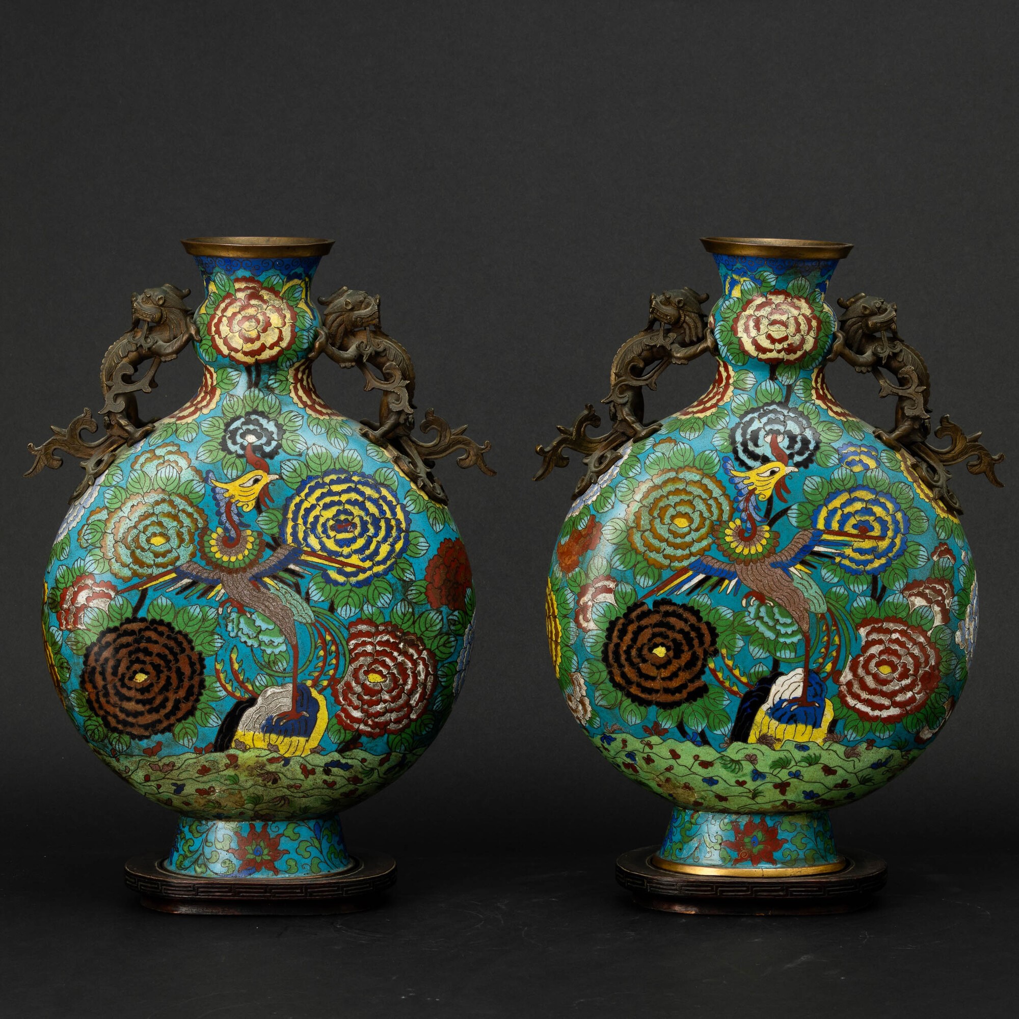Cina, Dinastia Qing (XIX secolo), Coppia di vasi Moon Flask in smalti policromi cloisonné con fen...