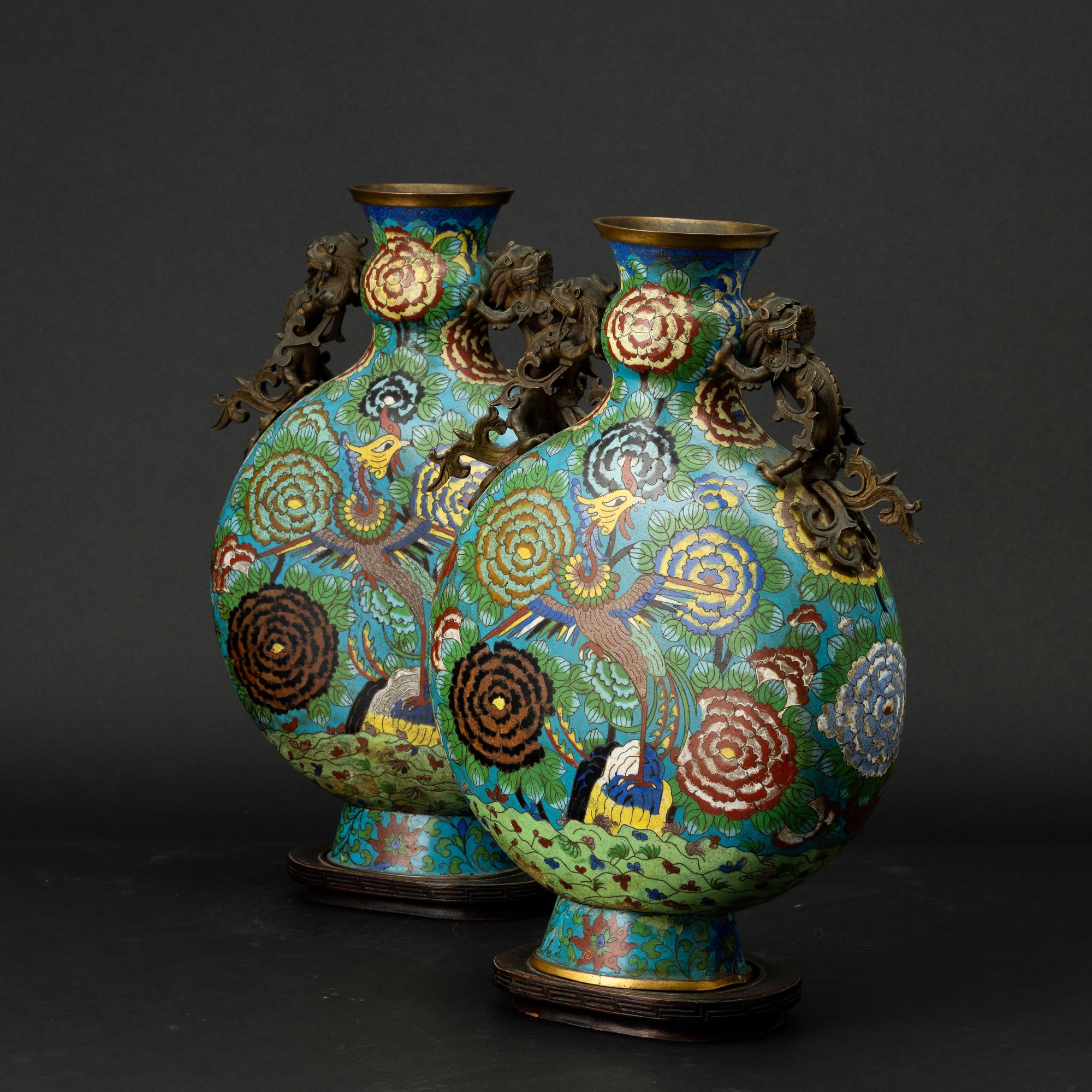 Cina, Dinastia Qing (XIX secolo), Coppia di vasi Moon Flask in smalti policromi cloisonné con fen...