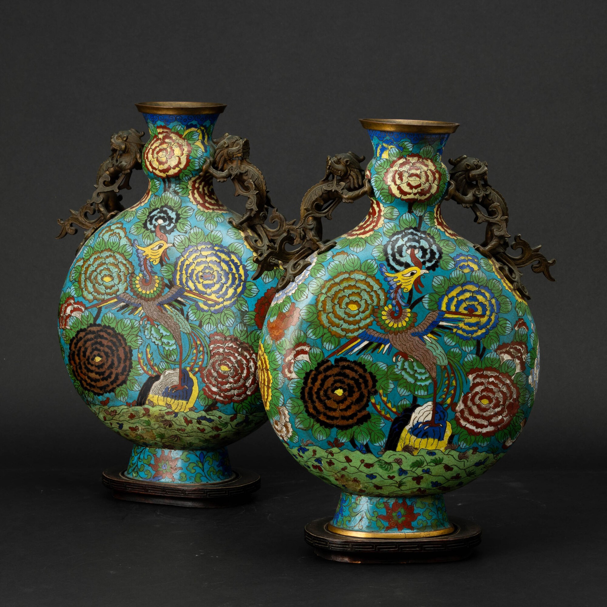 Cina, Dinastia Qing (XIX secolo), Coppia di vasi Moon Flask in smalti policromi cloisonné con fen...