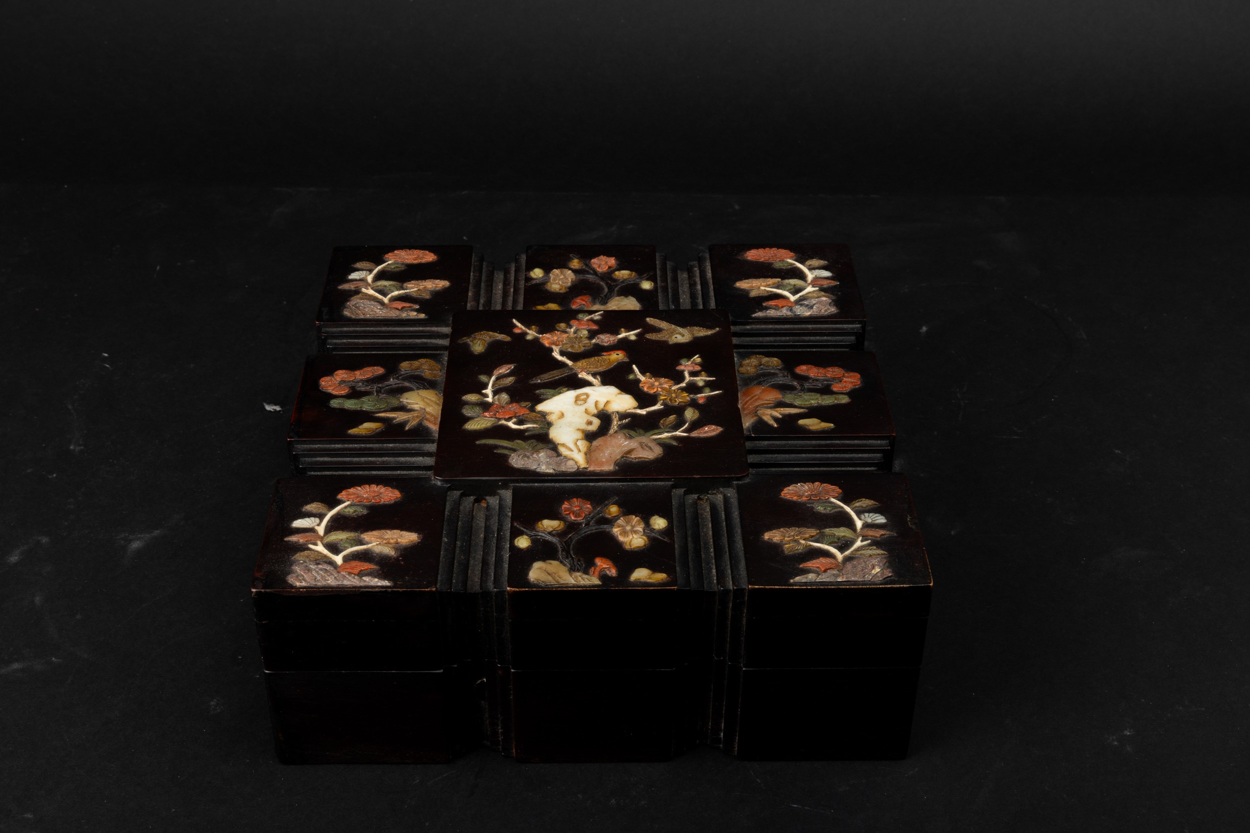 Giappone (periodo Meiji, 1868-1912), Grande scatola naturalistica in legno con applicazioni in pi...
