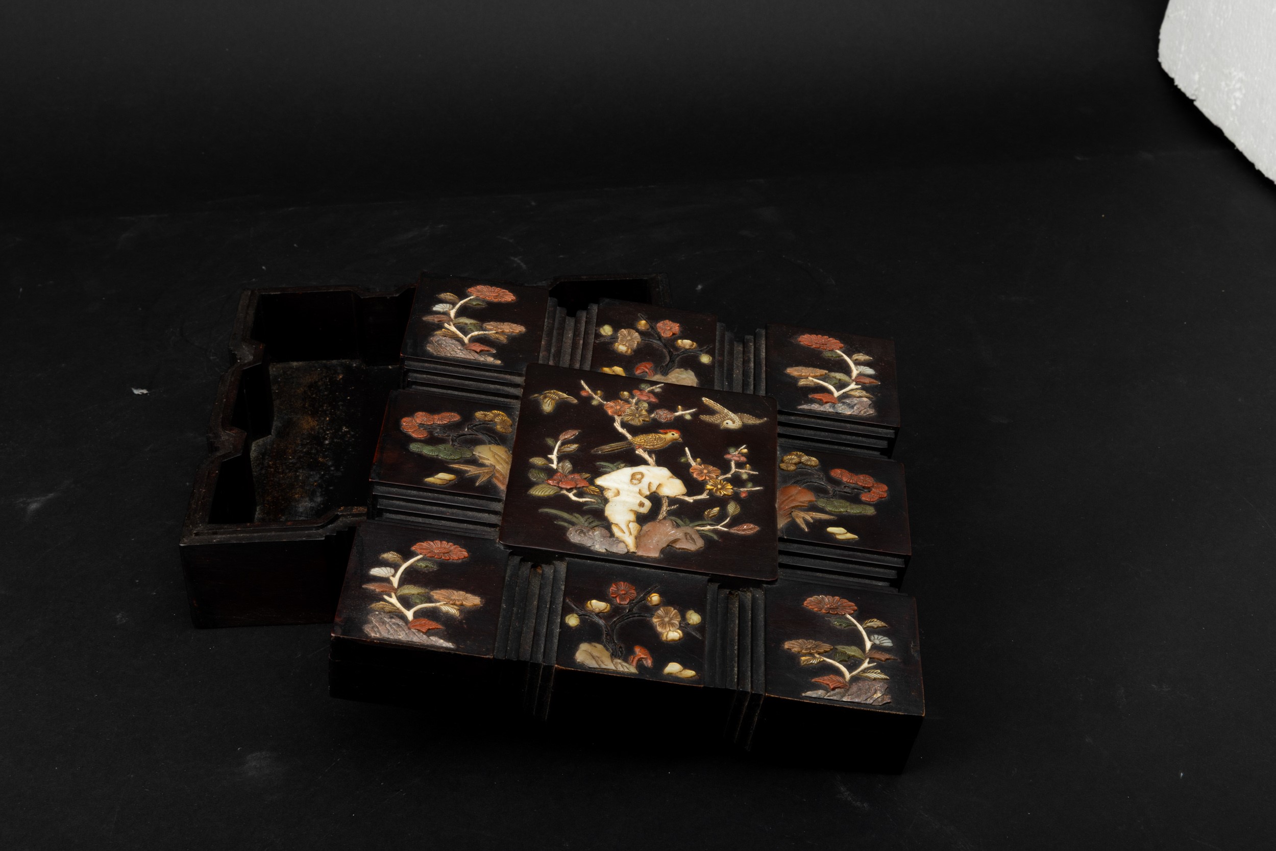 Giappone (periodo Meiji, 1868-1912), Grande scatola naturalistica in legno con applicazioni in pi...