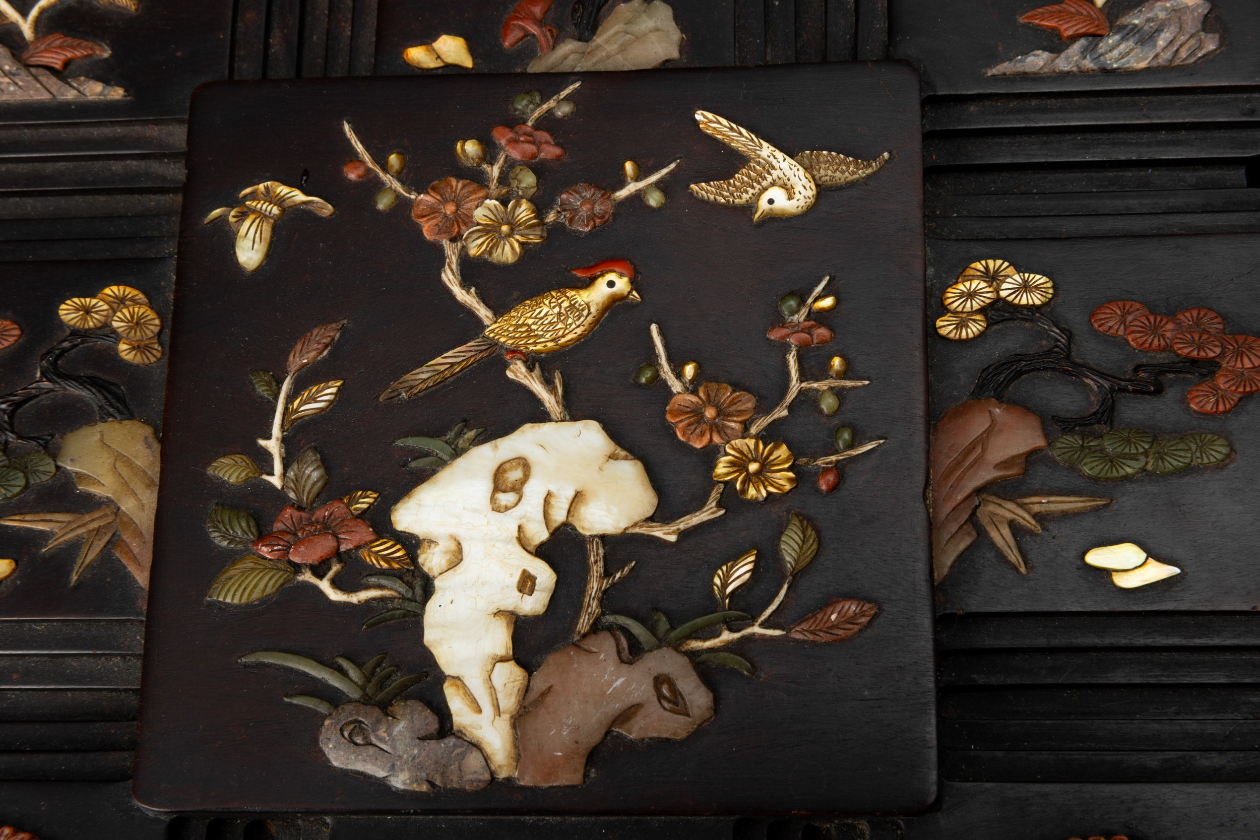 Giappone (periodo Meiji, 1868-1912), Grande scatola naturalistica in legno con applicazioni in pi...