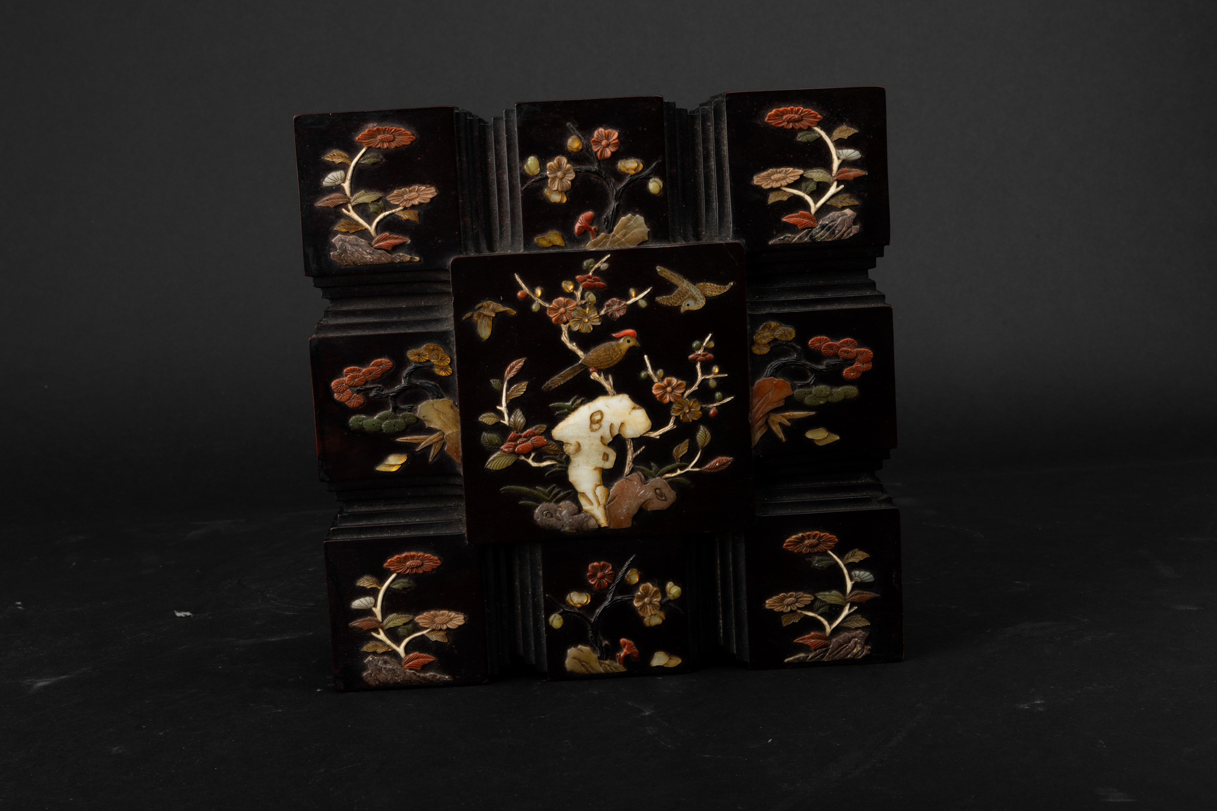 Giappone (periodo Meiji, 1868-1912), Grande scatola naturalistica in legno con applicazioni in pi...