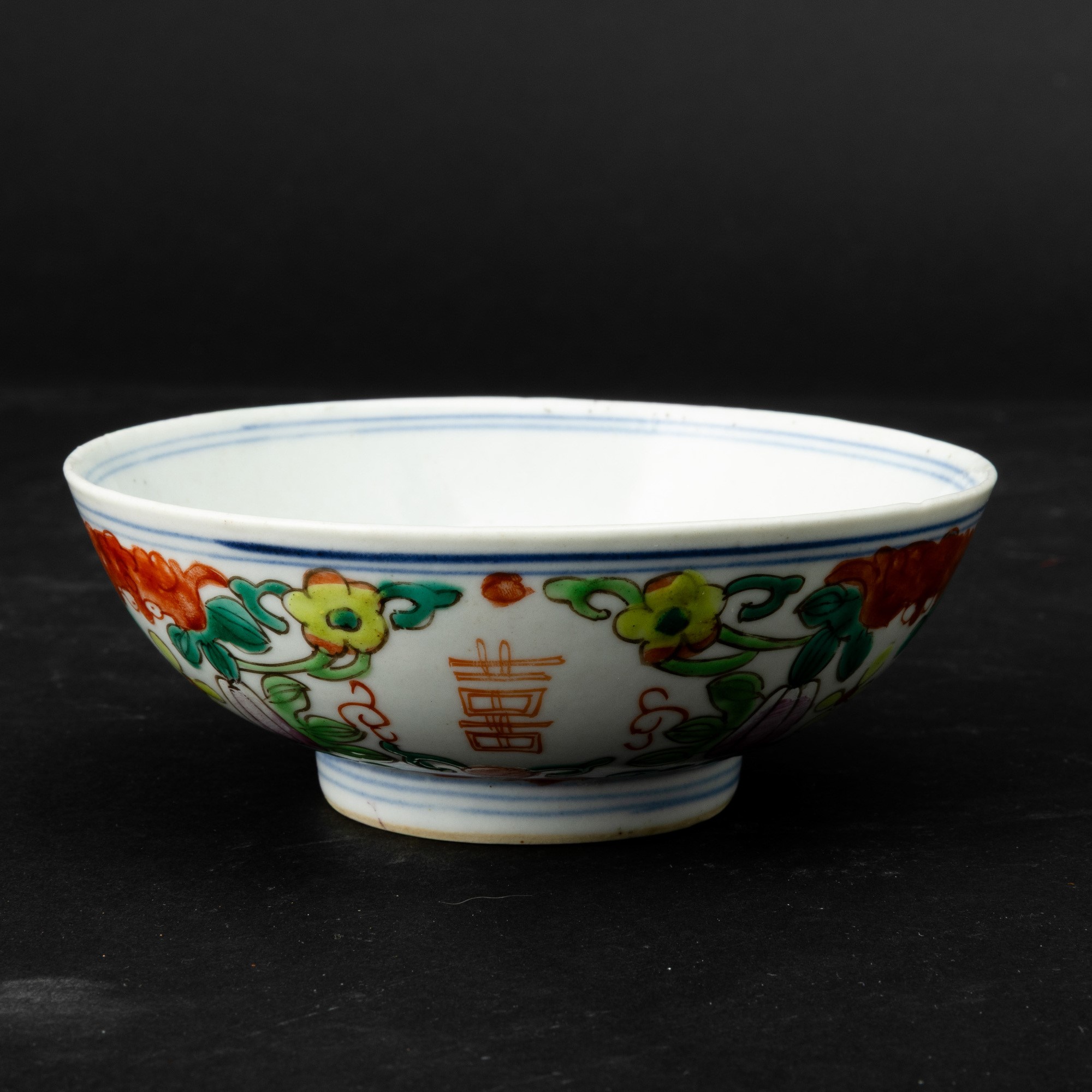 Cina, Ciotola in porcellana della Famiglia Rosa con decorazioni floreali