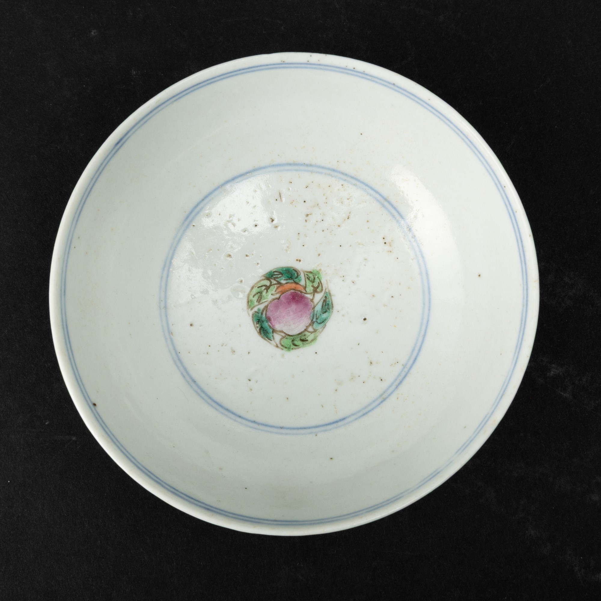 Cina, Ciotola in porcellana della Famiglia Rosa con decorazioni floreali