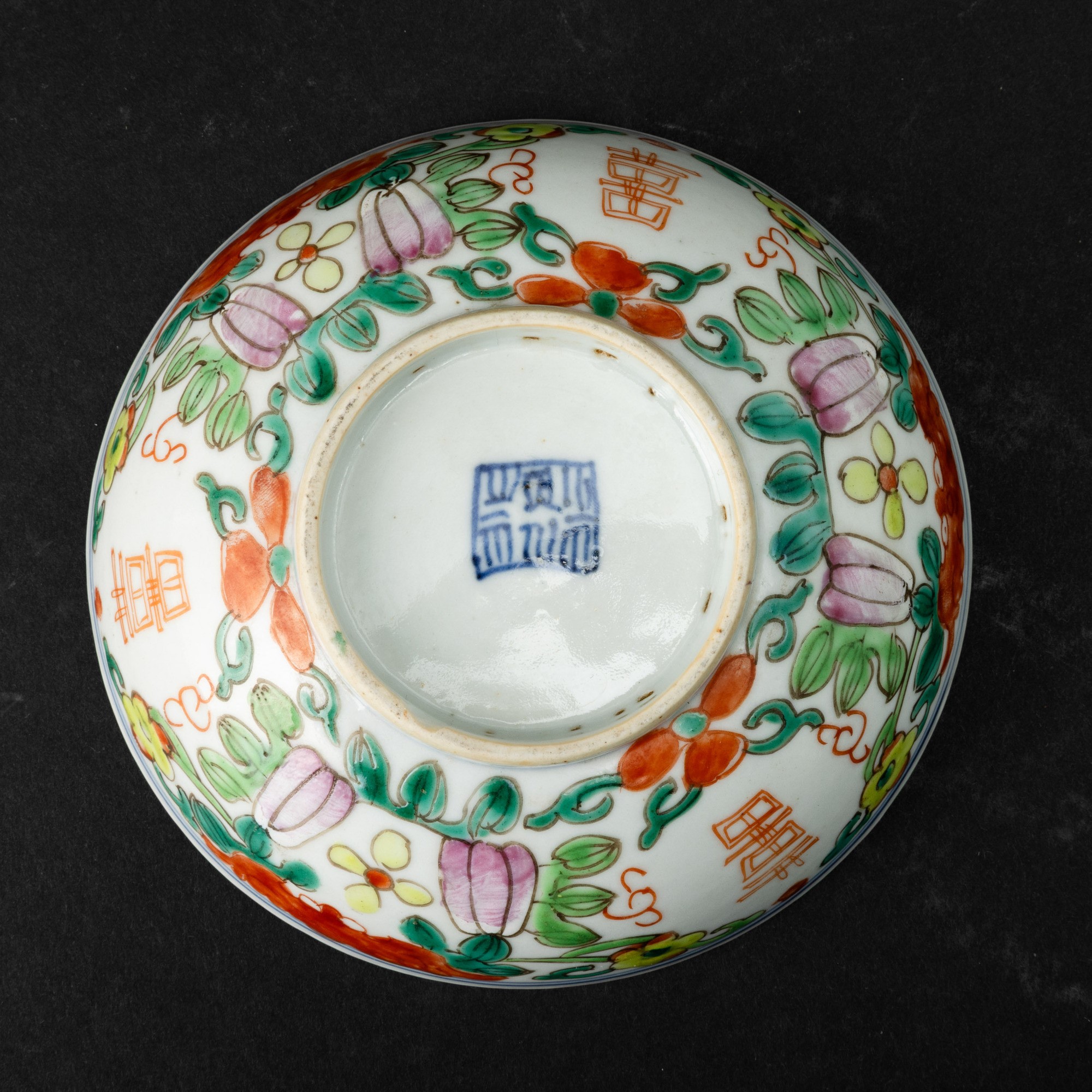 Cina, Ciotola in porcellana della Famiglia Rosa con decorazioni floreali