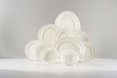 Wedgwood, Servizio da tavola “Queen shape” (zuppiera e piatti con vassoi di portata)