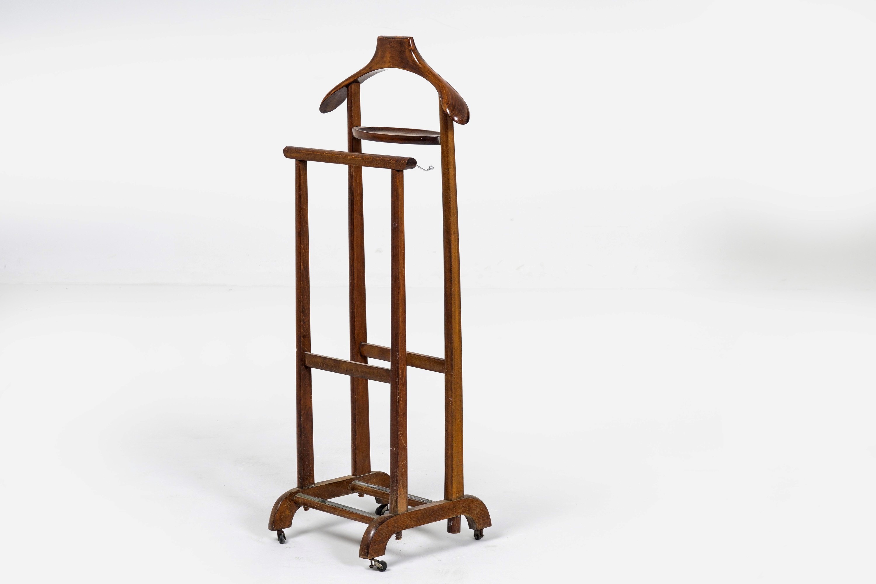 Tavolino triangolare con carillon, intarsio e tripode; servo muto in legno