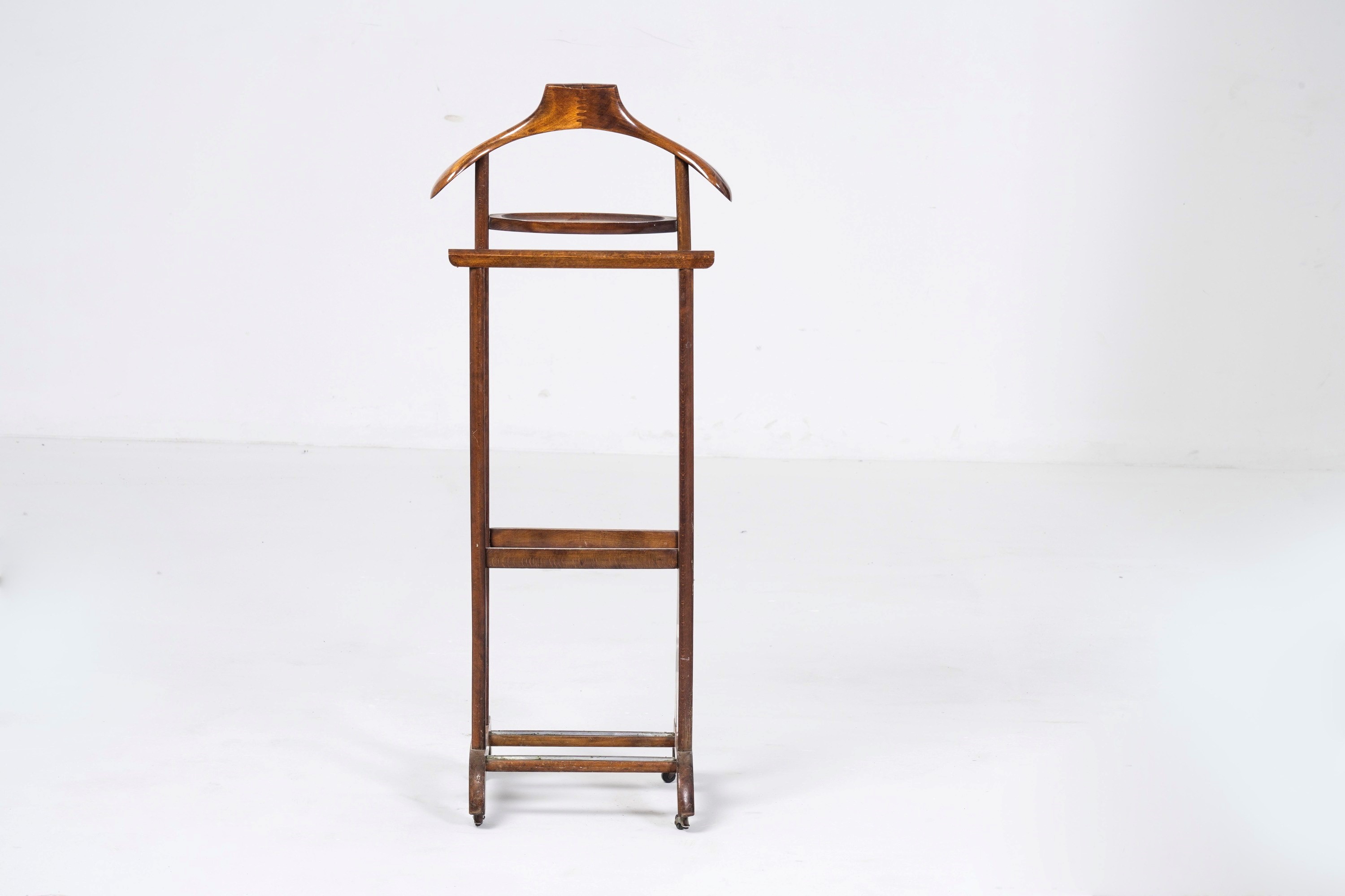 Tavolino triangolare con carillon, intarsio e tripode; servo muto in legno
