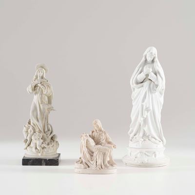Madonne in piccole sculture religiose e riproduzione della Pietà di Michelangelo
