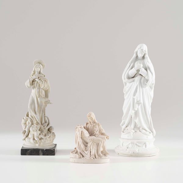 Tra piccole sculture religiose