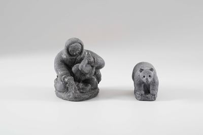 Due sculture raffiguranti eschimese e orso
