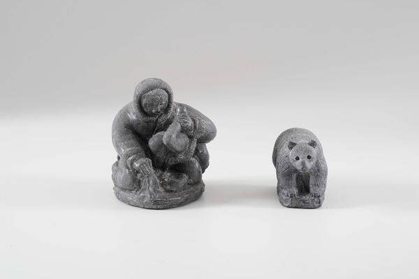 Due sculture raffiguranti eschimese e Orso