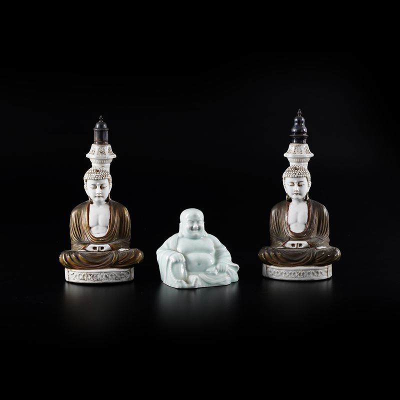 Coppia divinità orientali in porcellana e una diversa  - Asta Antiquariato e Cornici - Cambi Casa d'Aste