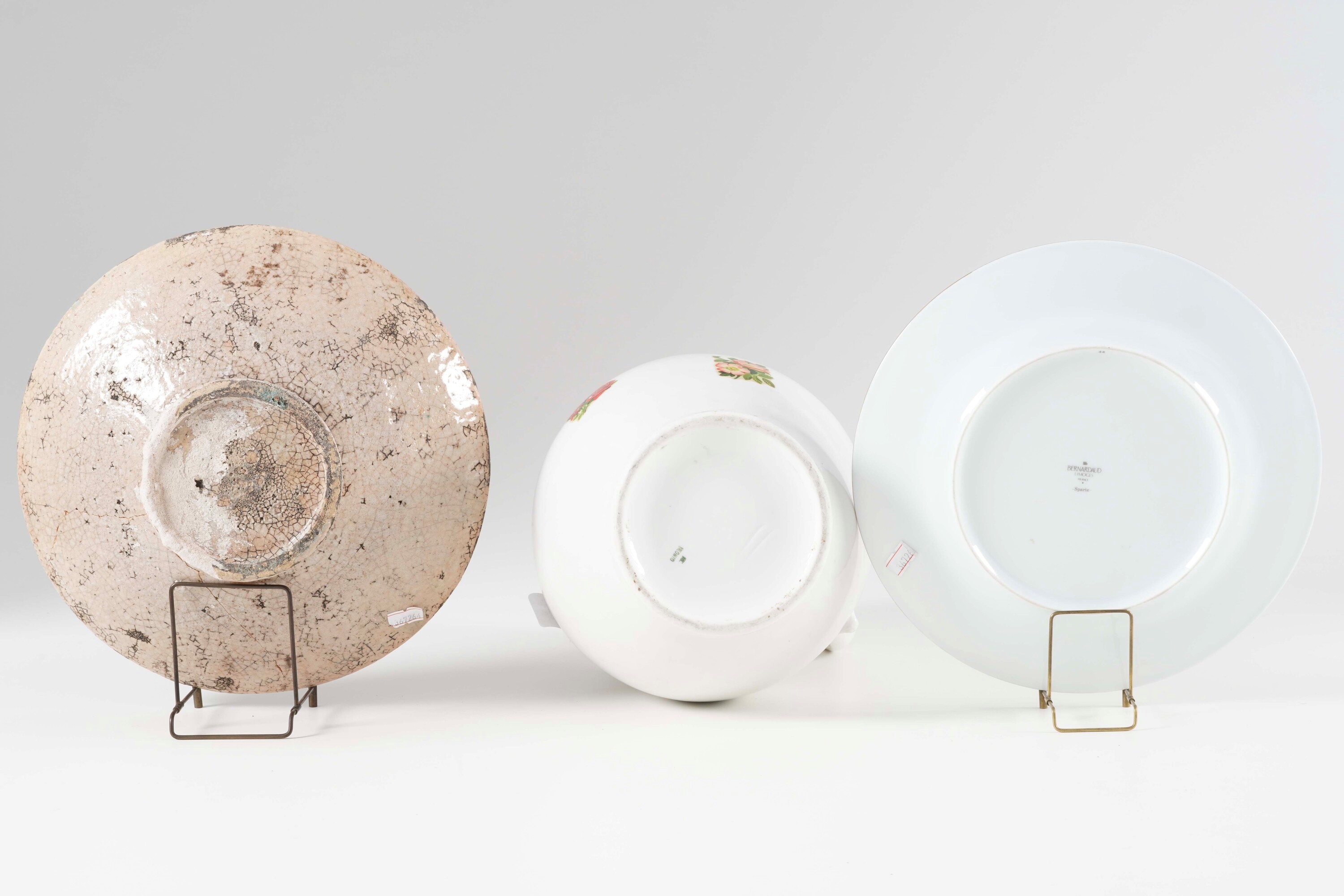 Ginori, Brocca in porcellana; Bernardaud Limoges, Piatto con bordo dorato; Ciotola in ceramica