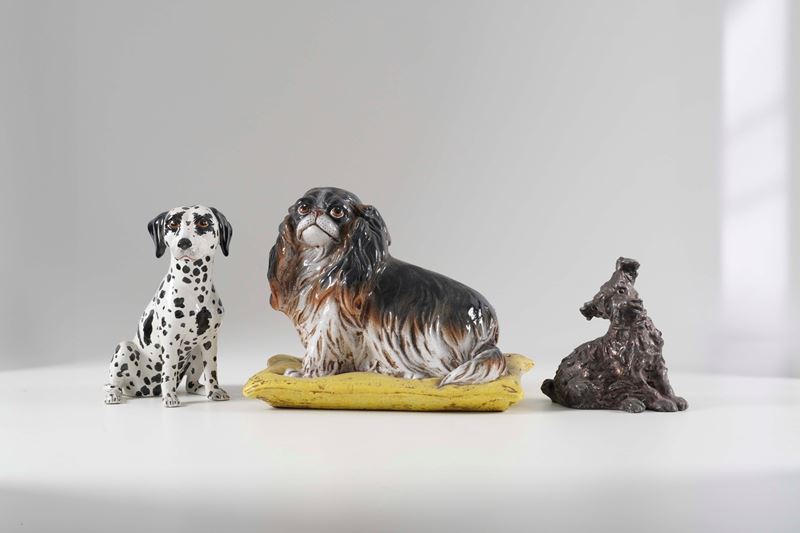 Tre sculture raffiguranti cani  - Asta Antiquariato e Cornici - Cambi Casa d'Aste