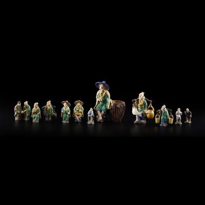 Lotto di dodici sculturine raffiguranti personaggi orientali, scultura policroma (12 pezzi)
