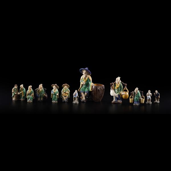 Lotto di dodici sculturine raffiguranti personaggi orientali