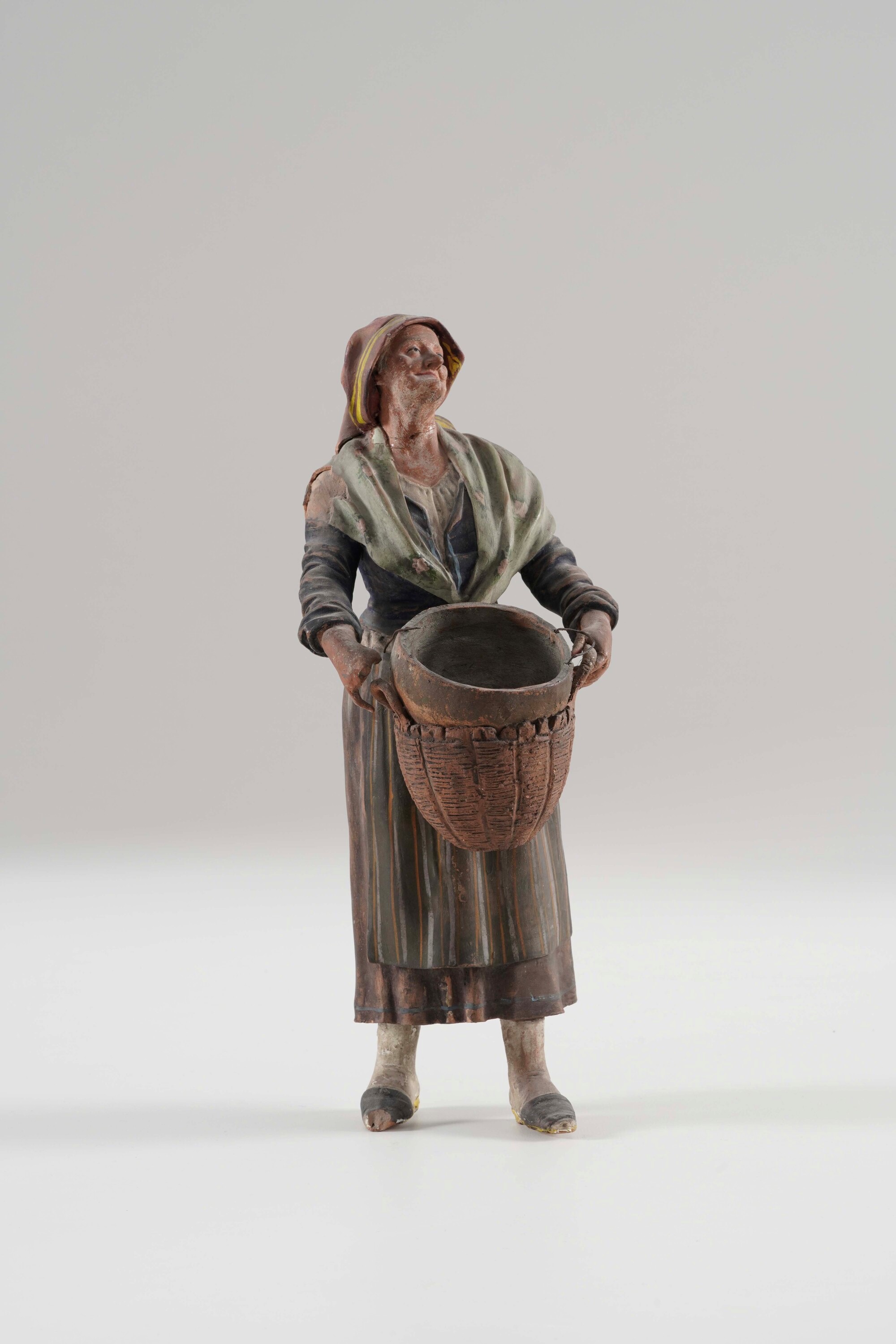 Statuetta da presepe, Contadina con cesto, terracotta policroma (XX secolo)