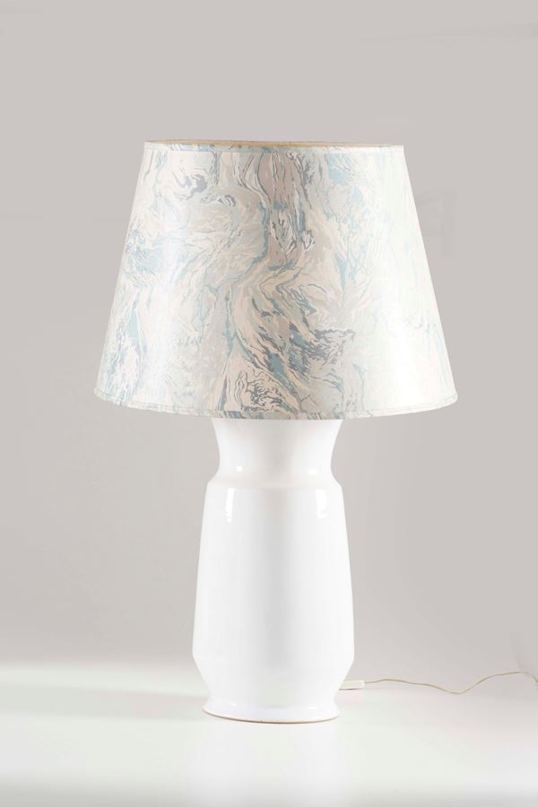 Lampada da tavolo in ceramica bianca. XX secolo