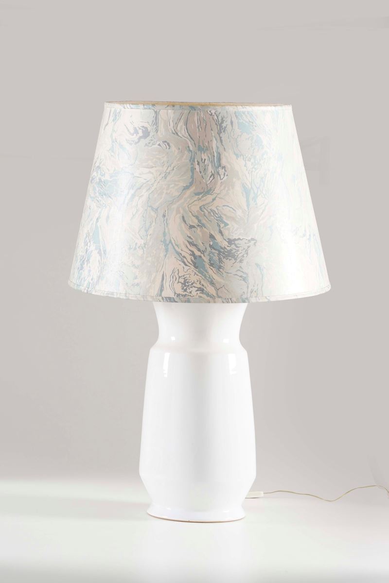 Lampada da tavolo in ceramica bianca. XX secolo  - Auction Antiques and Frames - Cambi Casa d'Aste