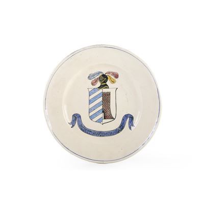 Piatto decorativo con stemma nobiliare, maiolica