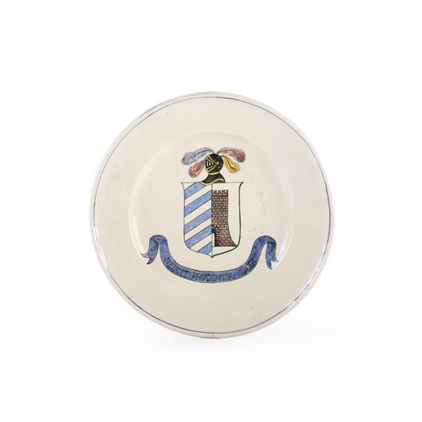 Piatto con stemma nobiliare in maiolica