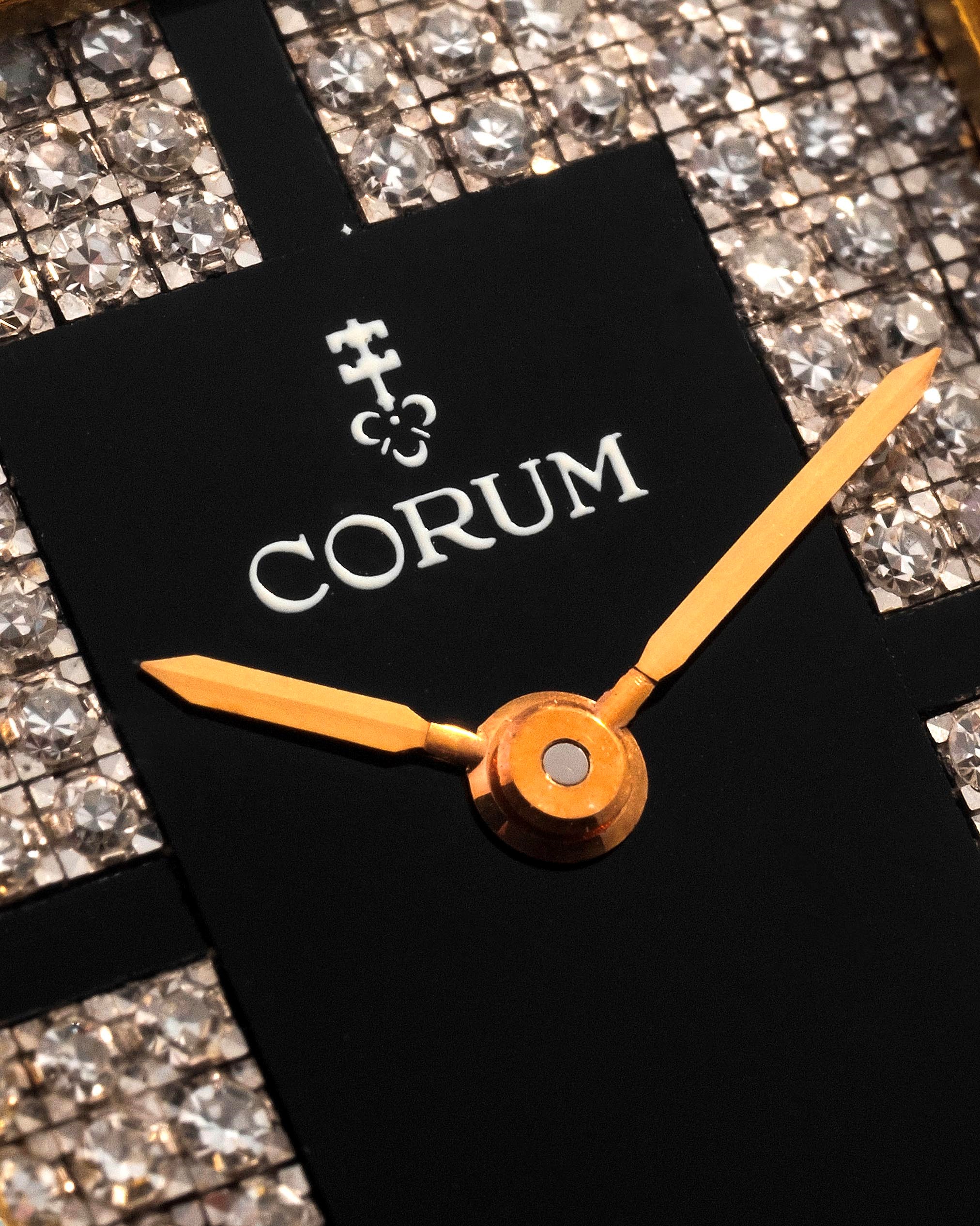Corum - Tank ref. 27218 in oro giallo 18k con quadrante nero e pavé di diamanti (circa 1980)