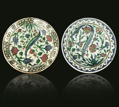 Due piatti in ceramica di Iznik, decorazione floreale, XVII secolo