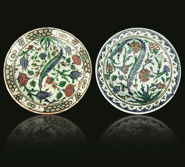 Lotto composto da due piatti in ceramica di Iznik con decori a motivi floreali, XVII secolo