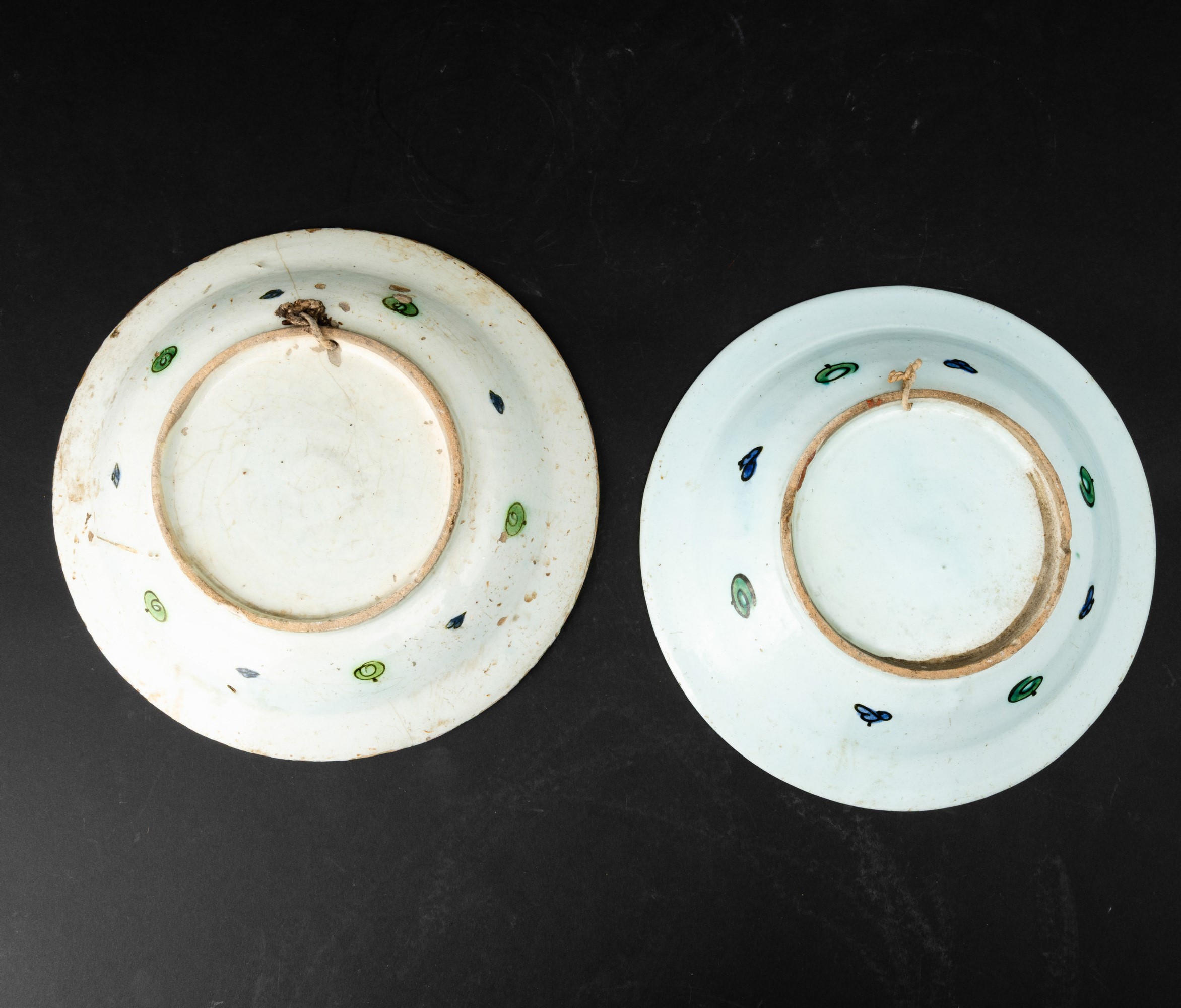 Due piatti in ceramica di Iznik, decorazione floreale, XVII secolo