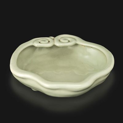 Cina, Dinastia Qing (1736–1796), Sciacquapennelli in porcellana celadon con ingobbio imitazione R...