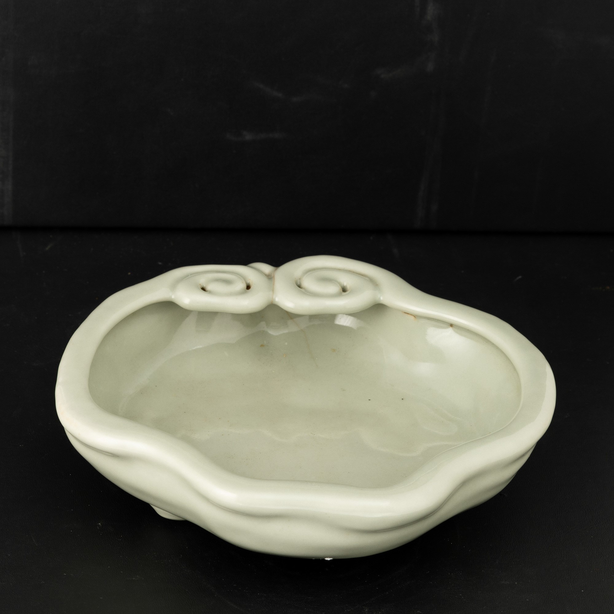 Cina, Dinastia Qing (1736–1796), Sciacquapennelli in porcellana celadon con ingobbio imitazione R...