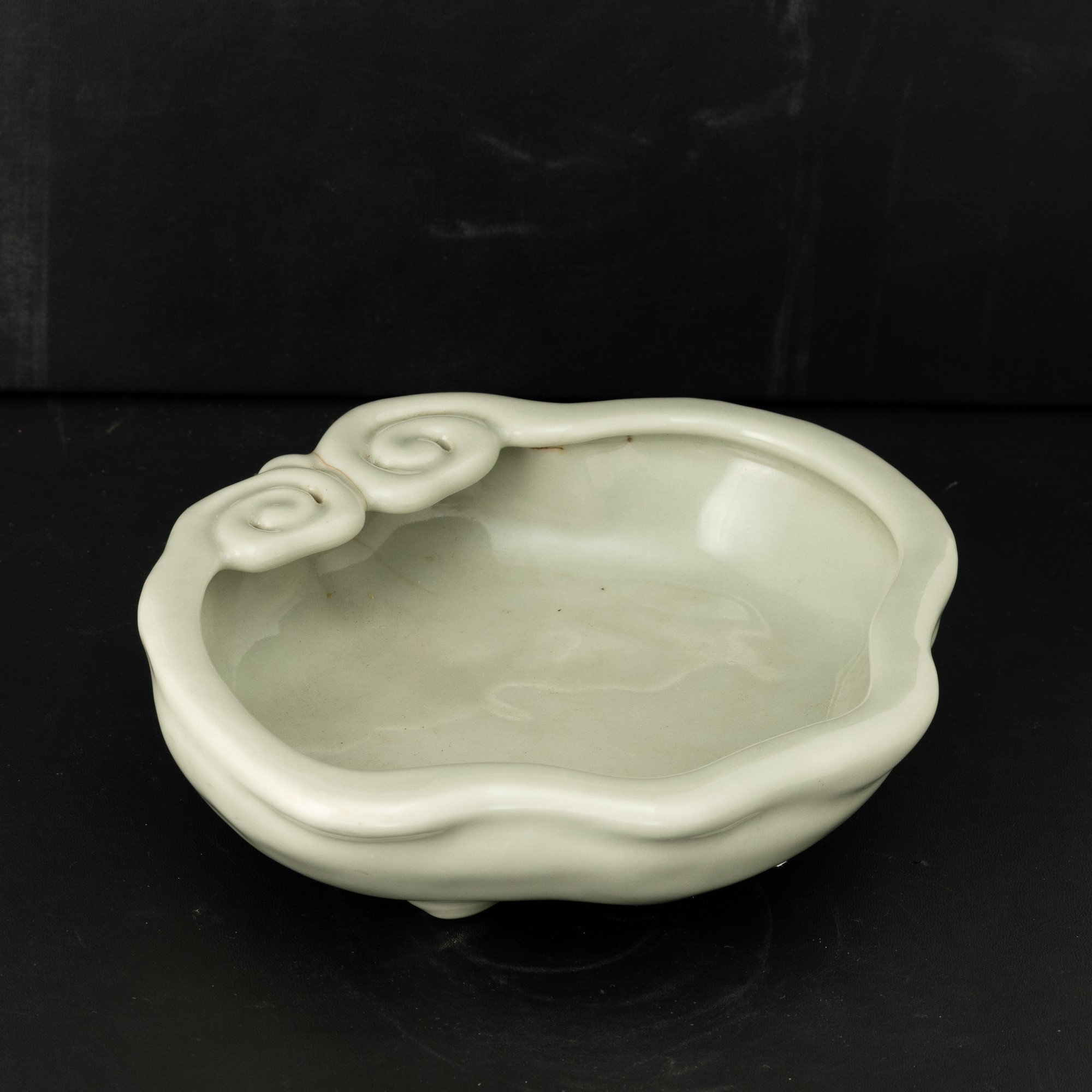 Cina, Dinastia Qing (1736–1796), Sciacquapennelli in porcellana celadon con ingobbio imitazione R...