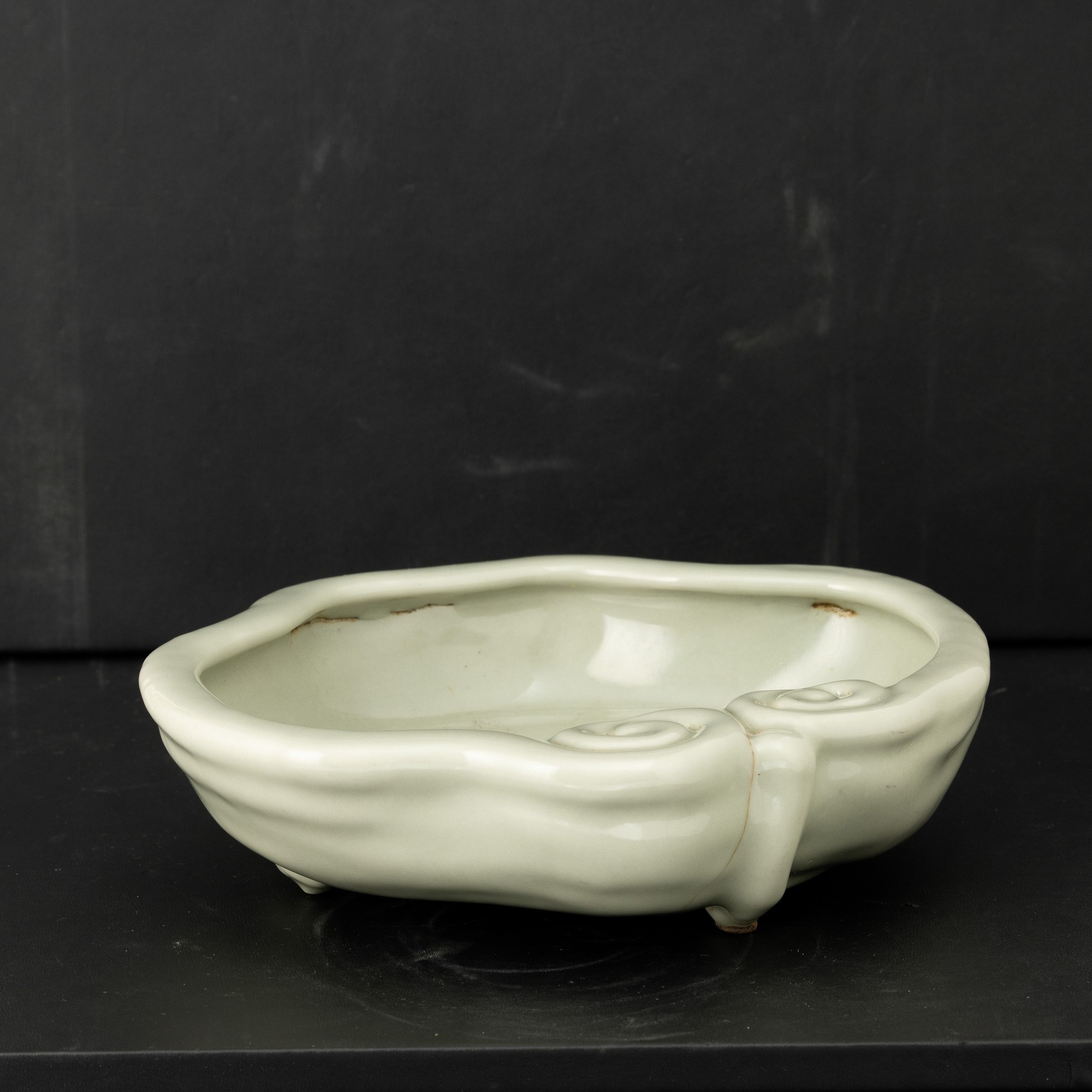 Cina, Dinastia Qing (1736–1796), Sciacquapennelli in porcellana celadon con ingobbio imitazione R...