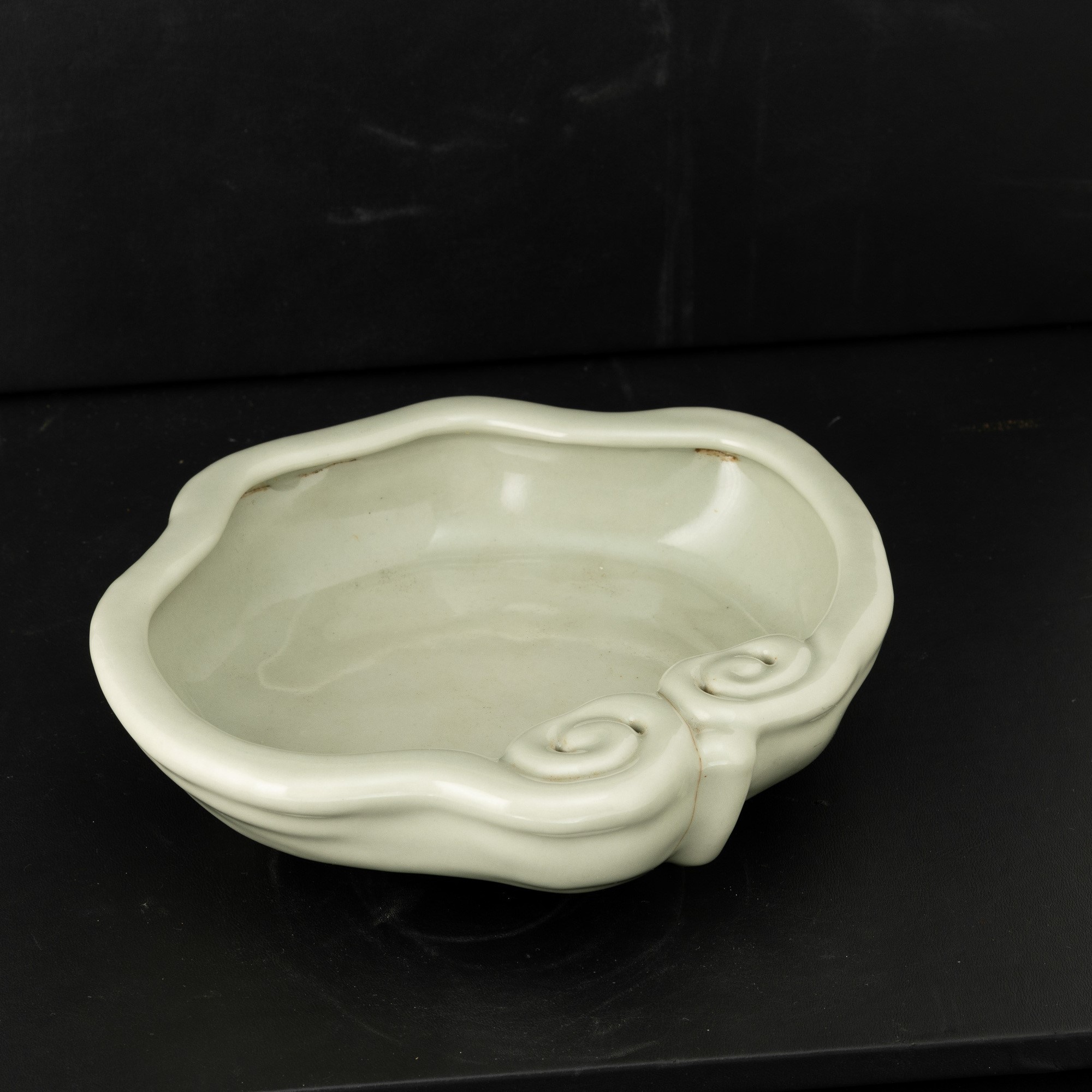 Cina, Dinastia Qing (1736–1796), Sciacquapennelli in porcellana celadon con ingobbio imitazione R...