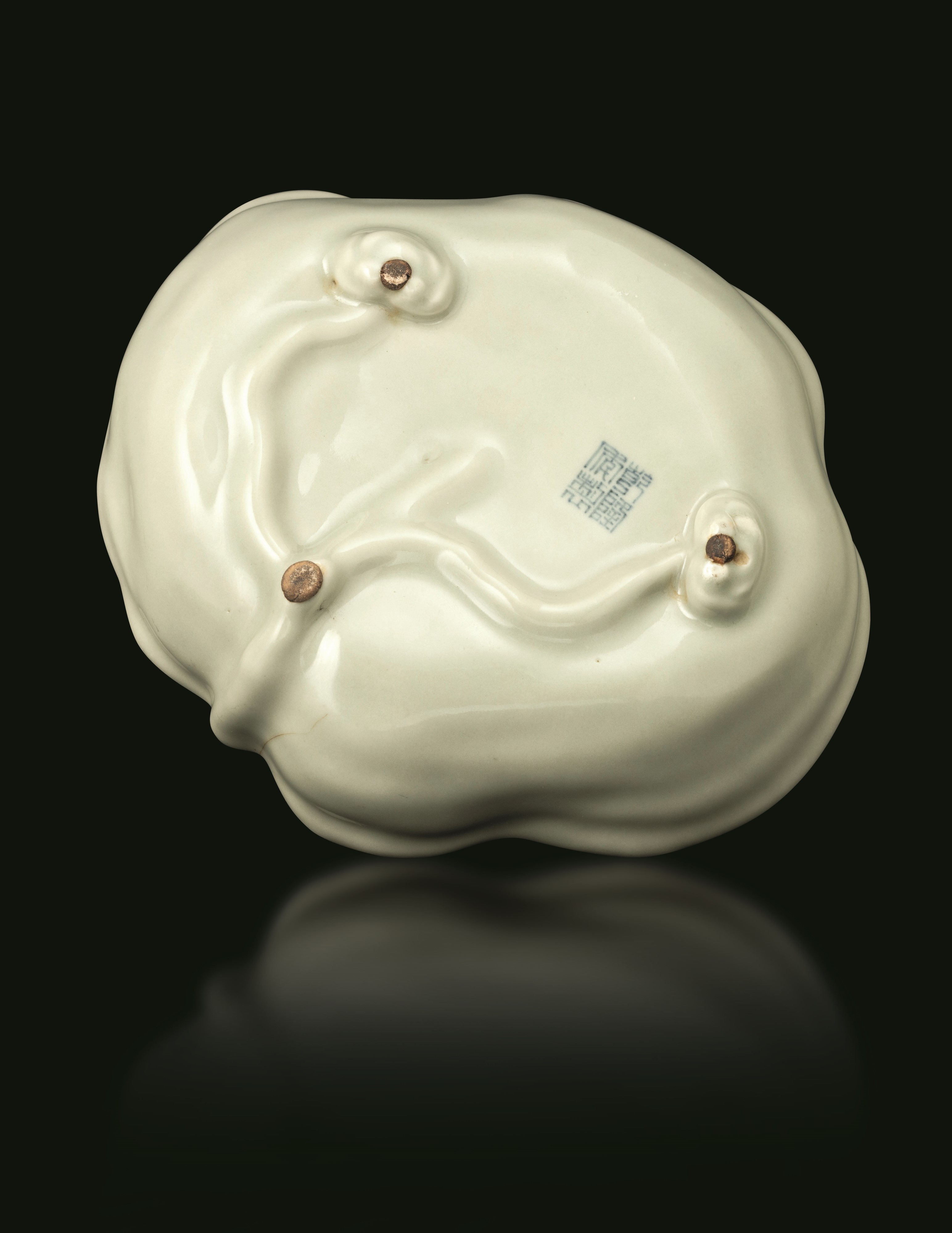 Cina, Dinastia Qing (1736–1796), Sciacquapennelli in porcellana celadon con ingobbio imitazione R...