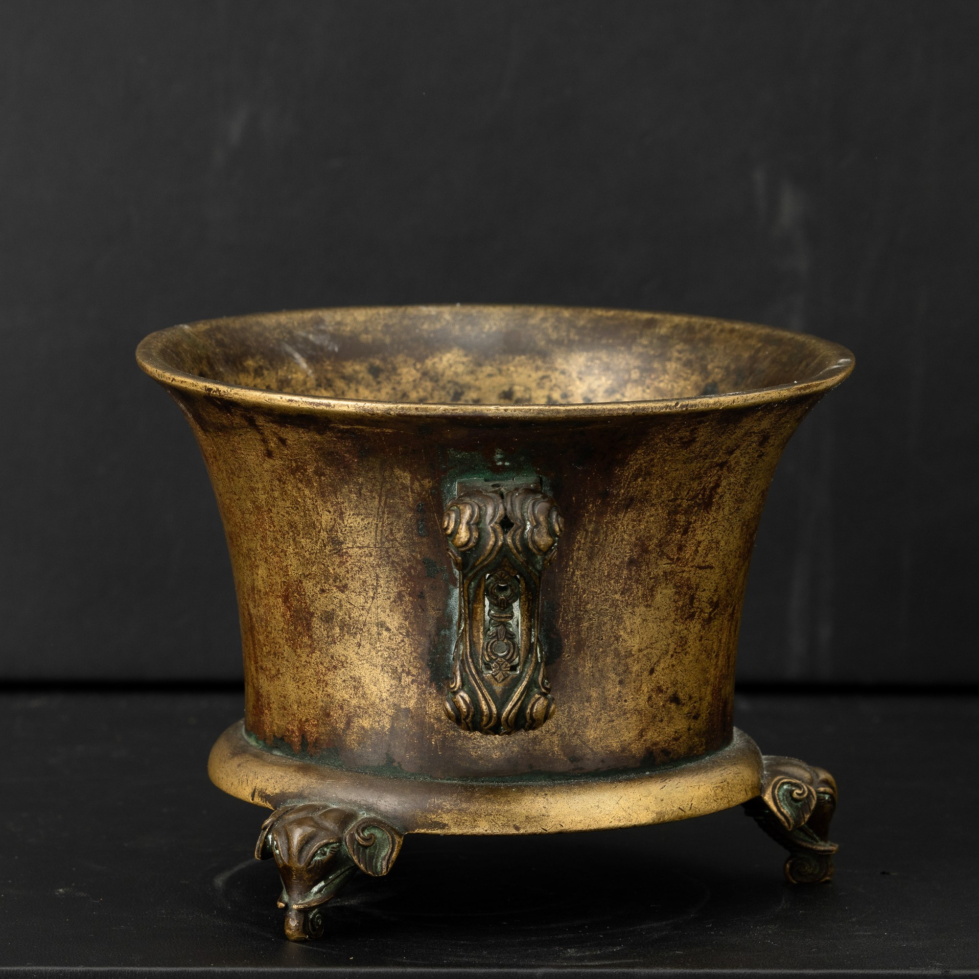 Cina, Dinastia Qing (inizi XVIII secolo), Incensiere in bronzo con anse e piedi a guisa di testa ...