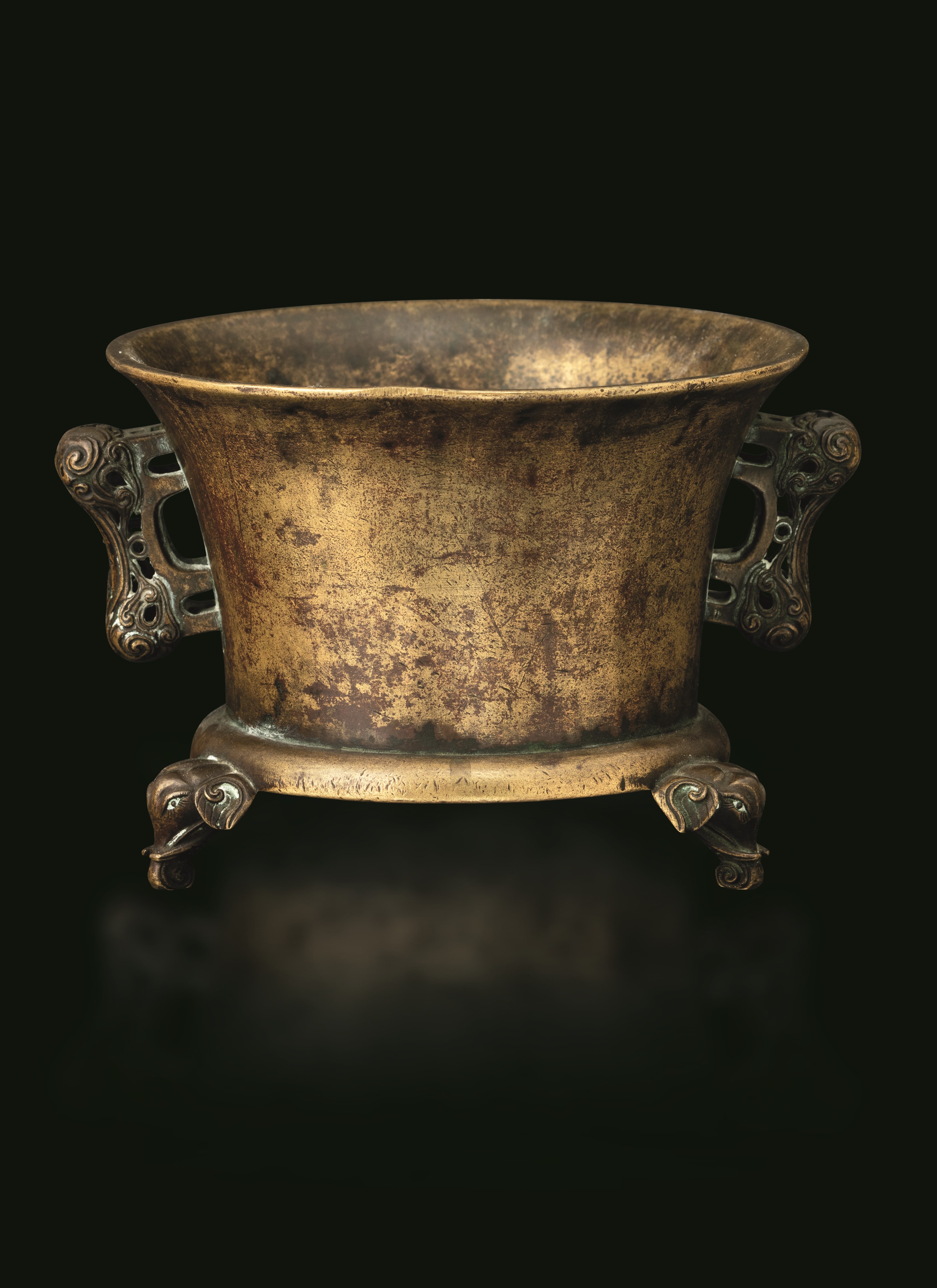 Cina, Dinastia Qing (inizi XVIII secolo), Incensiere in bronzo con anse e piedi a guisa di testa ...