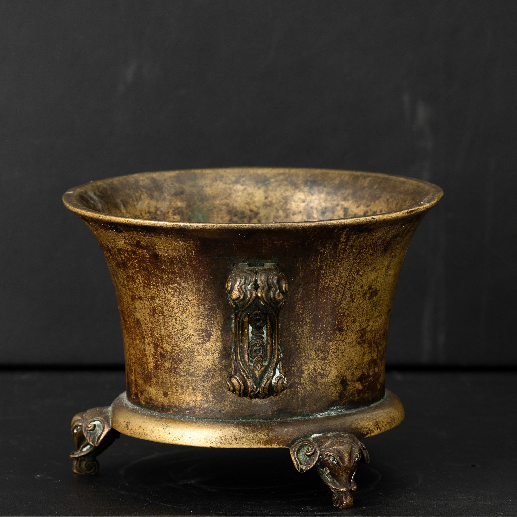 Cina, Dinastia Qing (inizi XVIII secolo), Incensiere in bronzo con anse e piedi a guisa di testa ...