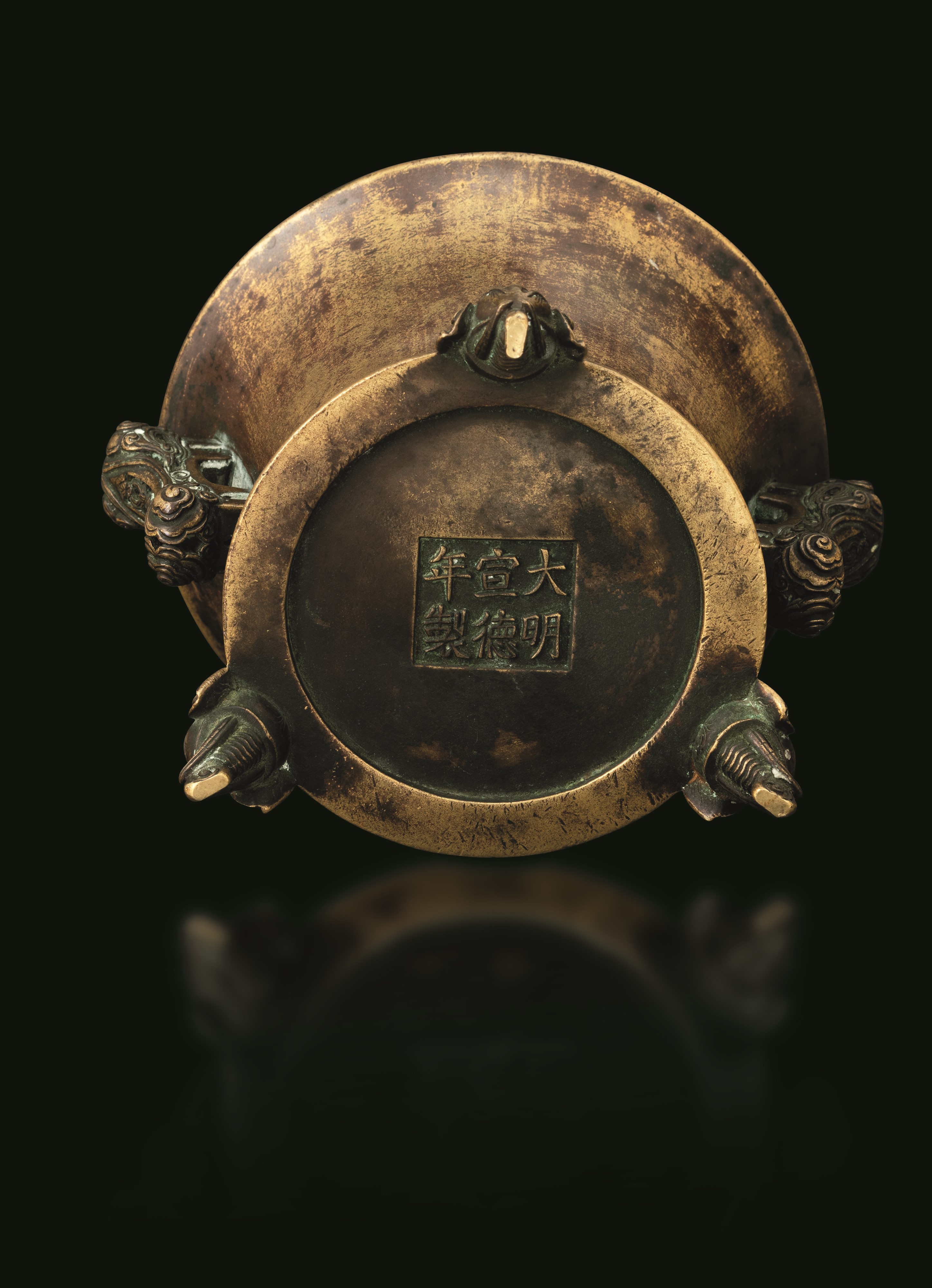 Cina, Dinastia Qing (inizi XVIII secolo), Incensiere in bronzo con anse e piedi a guisa di testa ...