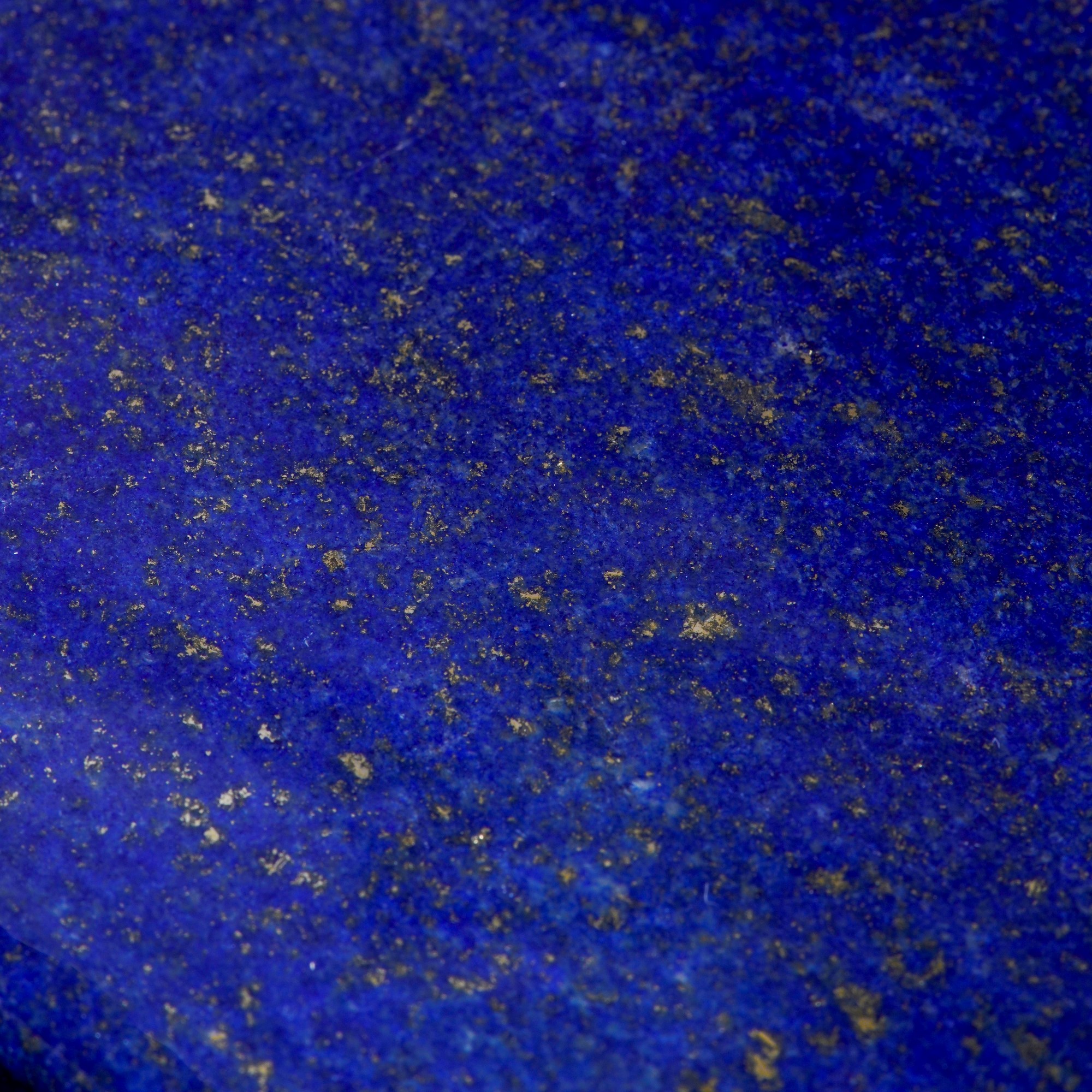Lastra di lapislazzuli, inclusioni di pirite e superficie lucidata a diamante