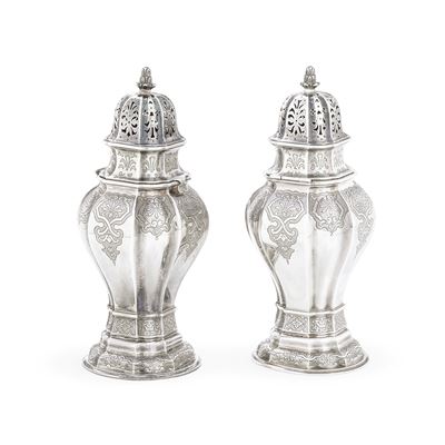 Maison Cardeillac, Coppia di spargizucchero in argento fuso, sagomato, traforato e inciso (Parigi...