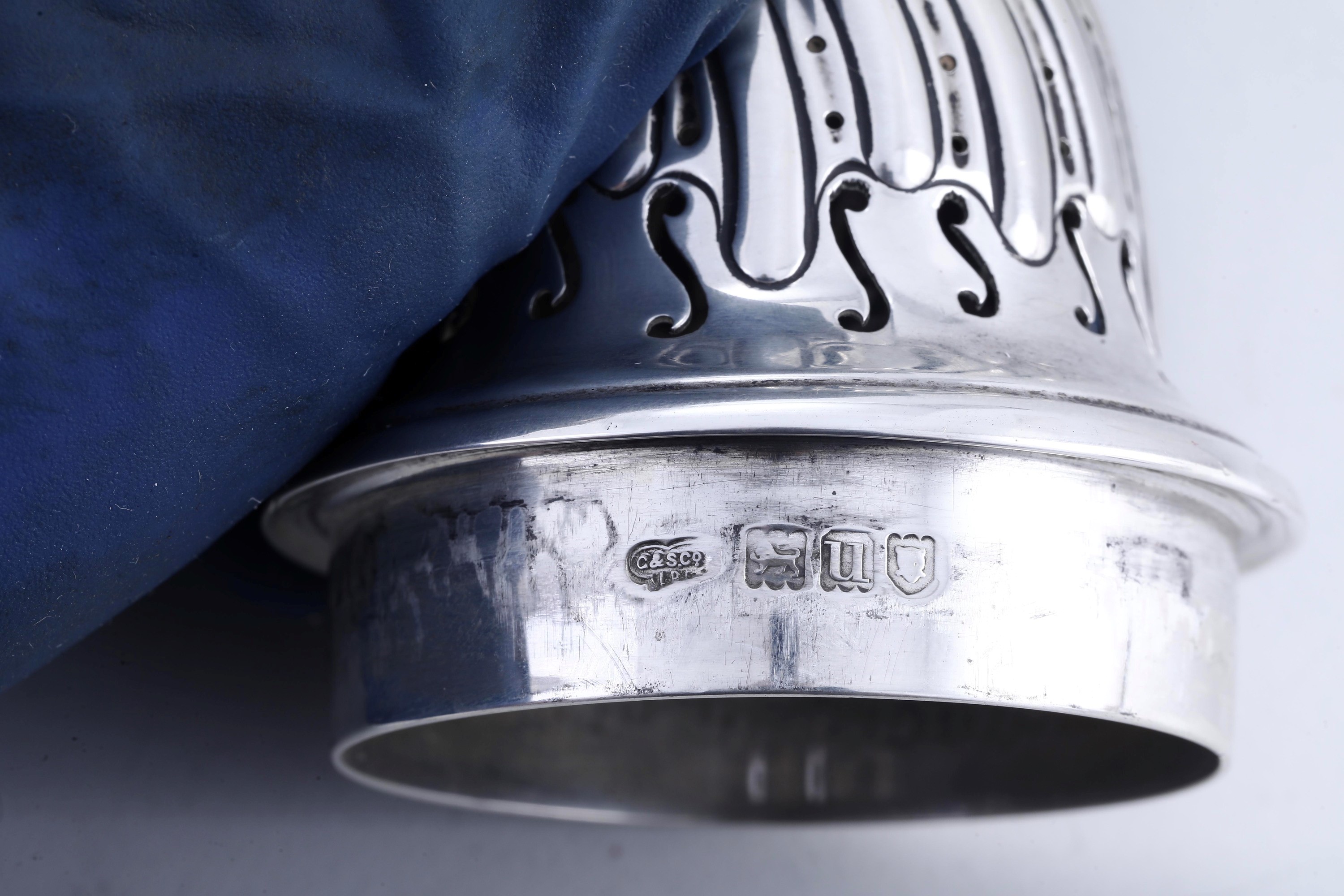 Goldsmith & Silversmith Co., Spargizucchero, Londra 1915, argento fuso sagomato e traforato