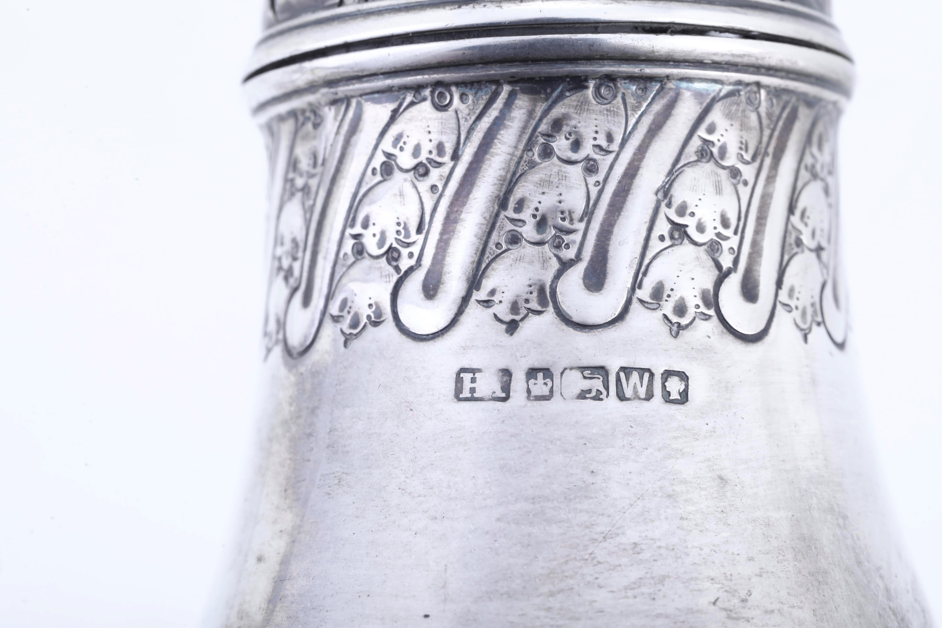 Atkin Bros - Harry Atkin, Spargizucchero in argento inciso e traforato, Sheffield 1889