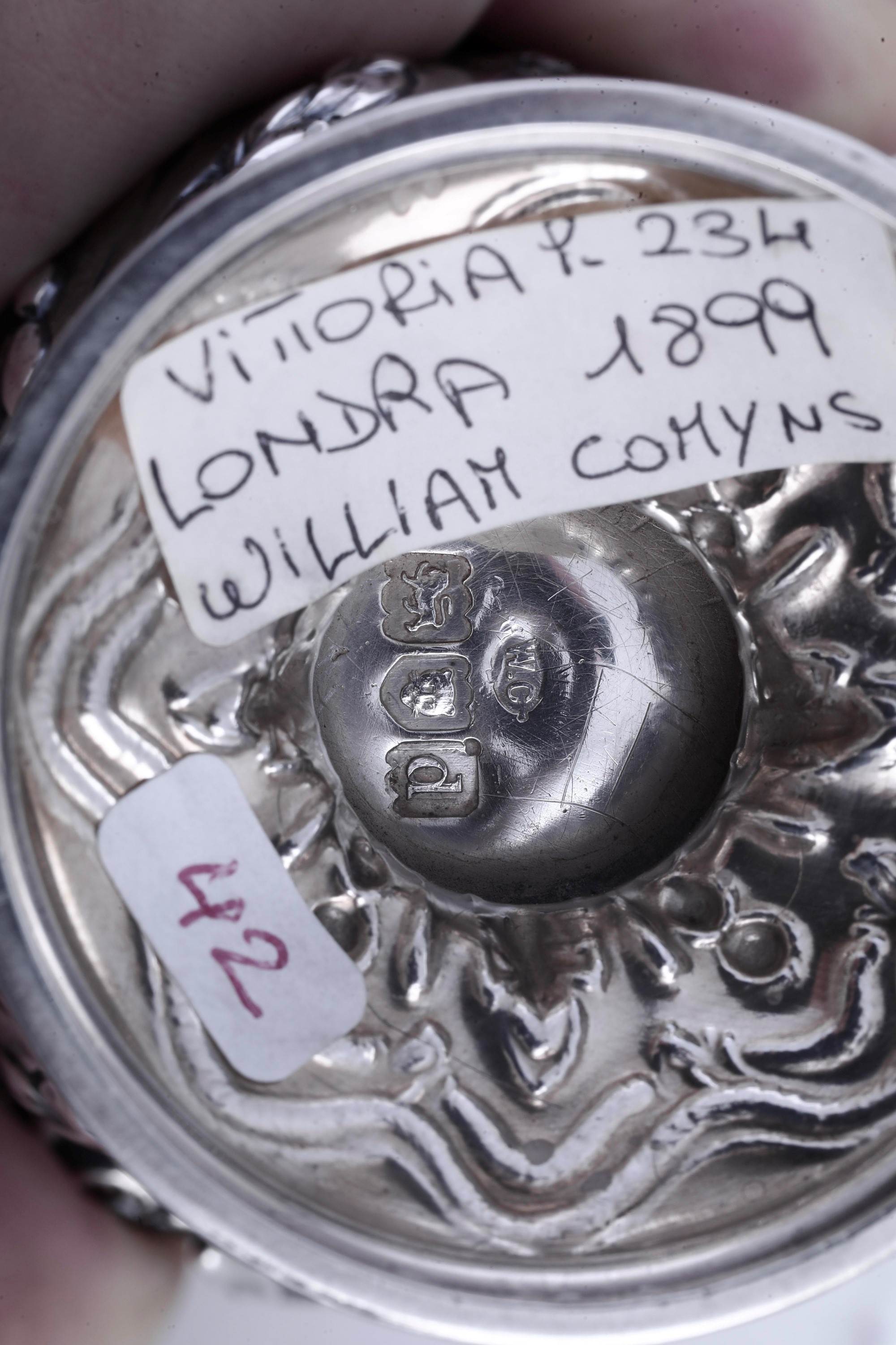 William Comyns, Spargizucchero, Londra 1899, argento fuso sagomato e traforato