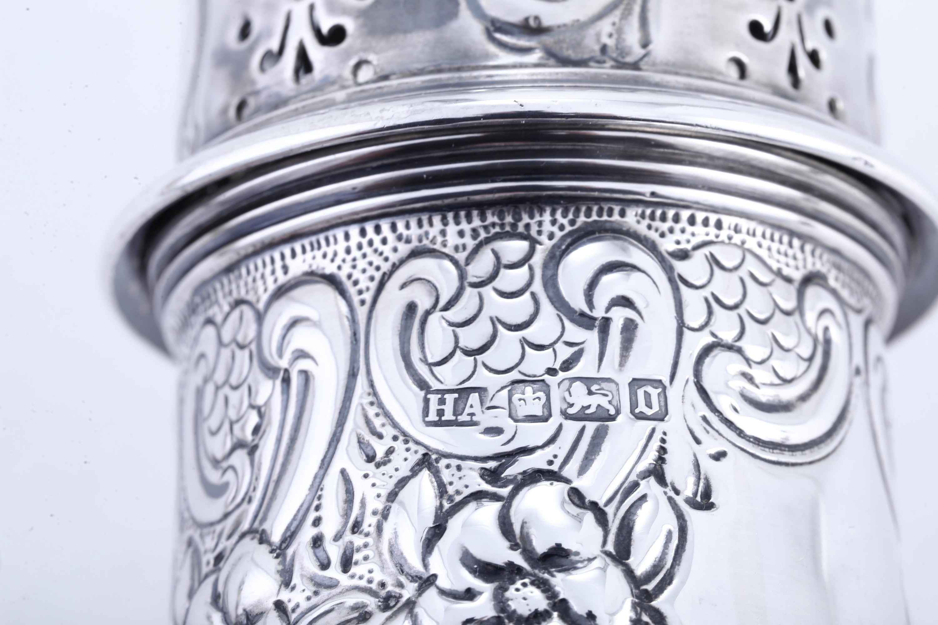 Hatkin Bros - Harry Atkin, Spargizucchero in argento fuso sagomato e traforato, Sheffield 1906