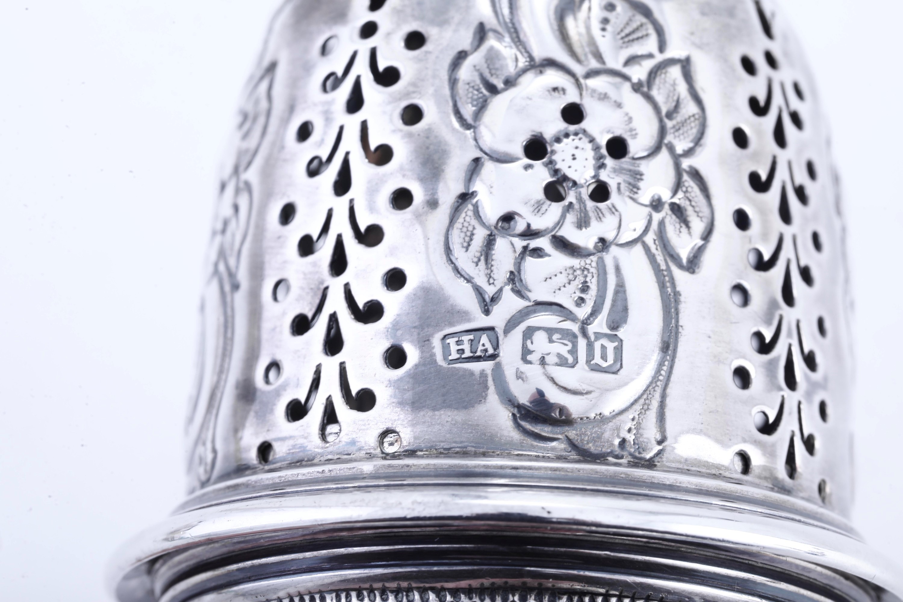 Hatkin Bros - Harry Atkin, Spargizucchero in argento fuso sagomato e traforato, Sheffield 1906